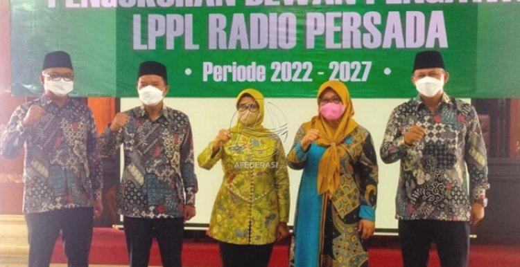 Bupati Blitar Rini Syarifah Kukuhkan Dewas LPPL Radio Persada